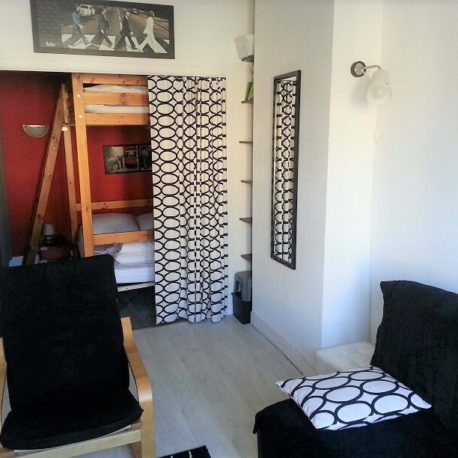 Salon avec vue alcôve – appartement F1 – Dieppe – Exclusivité ST Immobilier Elbeuf (2)